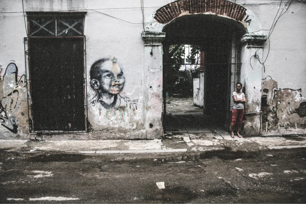 Arquitectura de fachada en Cuba desgastada por el tiempo y la pobreza
