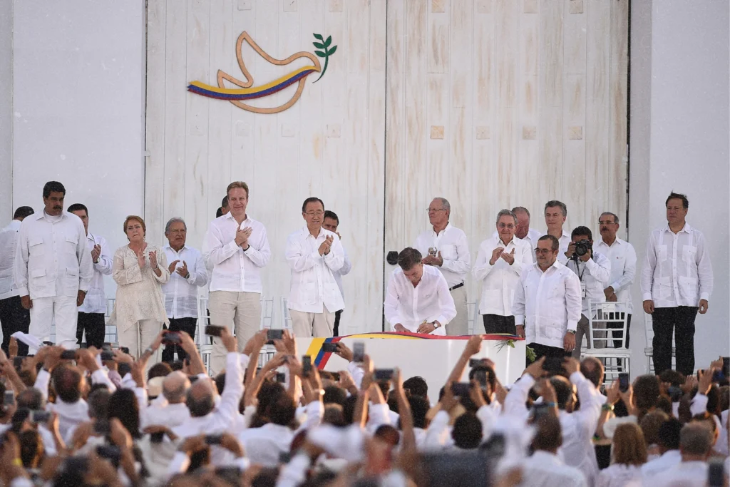 Participación del gobierno de Chile y delegados de otros países en la ceremonia de la firma de los Acuerdos de Paz en La Habana, Cuba.