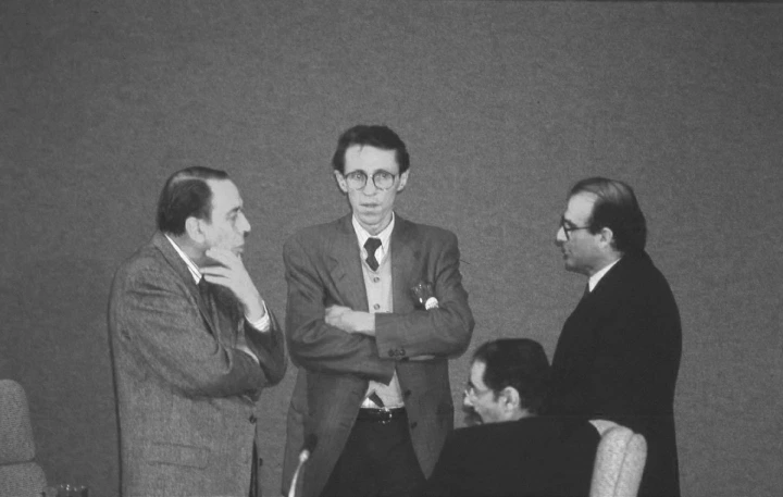 Álvaro Gómez (conservador disidente), Horacio Serpa (liberal) y Antonio Navarro Wolff (AD M-19), presidentes de la Asamblea Nacional Constituyente de 1991, junto al entonces ministro de gobierno Humberto de la Calle. 1991. Revista Credencial. Wikimedia Commons. CC-BY-SA-4.0