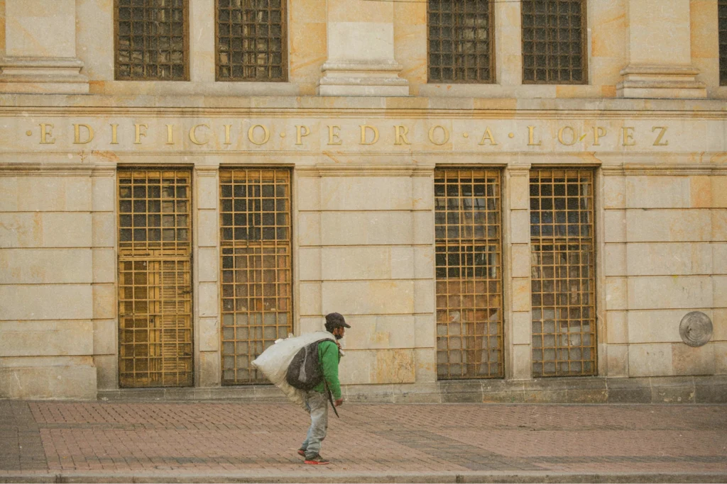 El contraste entre la solemnidad del Estado y la realidad cotidiana del ciudadano que camina, trabaja y sobrevive en sus márgenes.