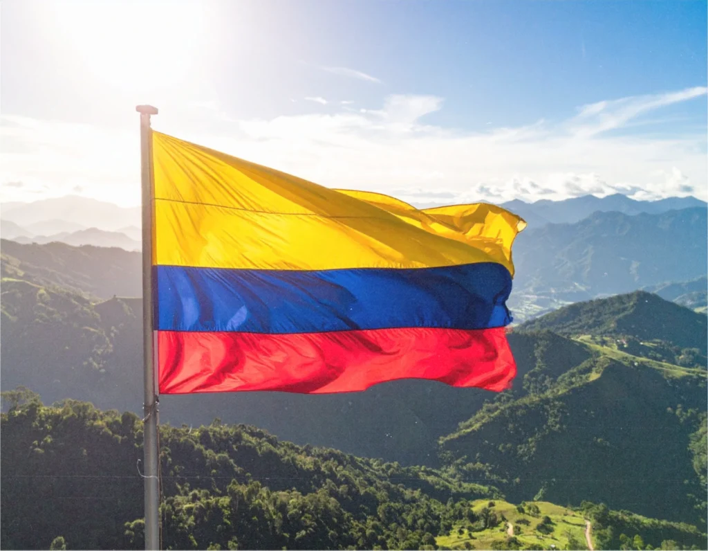 Bandera de Colombia en lo alto de las montañas cafeteras