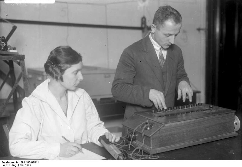 Científicos e ingenieros realizando un ensayo técnico en los laboratorios de la Technische Hochschule de Berlín. 1929. Autor desconocido / Archivo Federal de Alemania (Bundesarchiv).