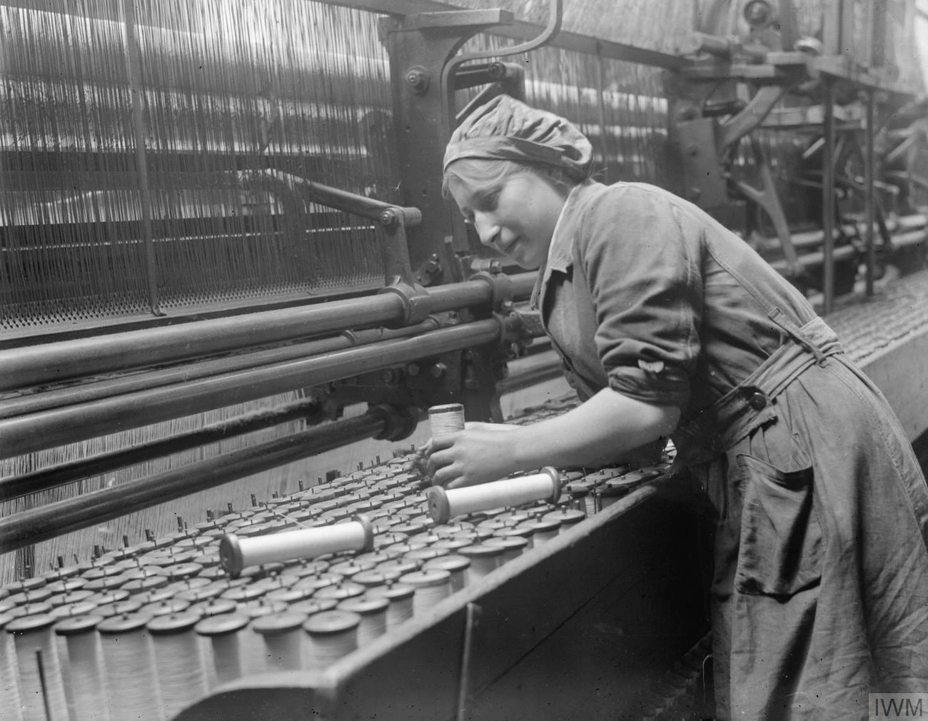 Estudiantes y operarias trabajando en el taller de torneado de proyectiles de los Laboratorios Técnicos del Loughborough Technical College. c. 1914-1918. Horace Nicholls. Wikimedia Commons / Imperial War Museums (IWM).