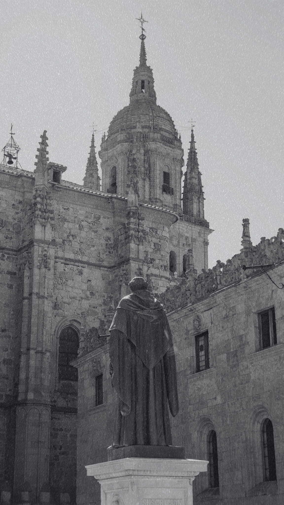 Monumento a Fray Luis de León en la Plaza de los Anaya, con la Catedral Nueva y el entorno histórico de la Universidad de Salamanca al fondo. Fundada en el siglo XIII, Salamanca fijó el canon institucional, arquitectónico y jurídico de la educación superior que posteriormente se superpondría en el Nuevo Mundo como un eje de ordenamiento civil y alta cultura.